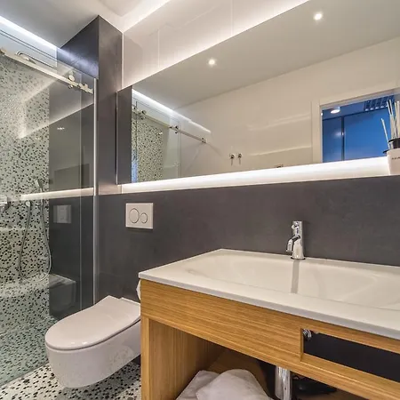 Konukevi Madrugada Old